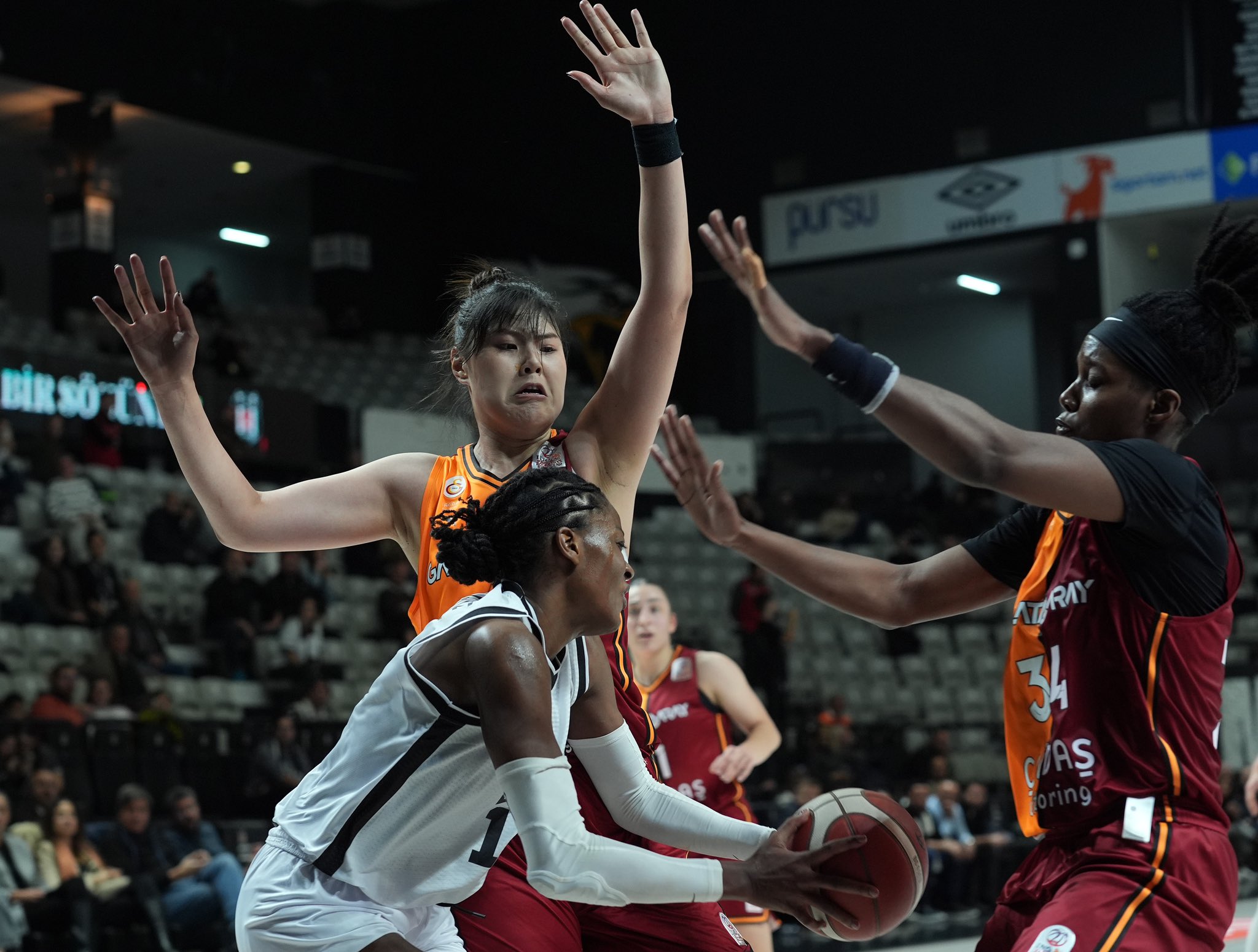  转会后首秀！李月汝首发砍8分9板1帽 助队逆转老东家