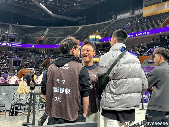  媒体人：胡明轩胳膊的护具已经戴上 他希望自己赶紧康复