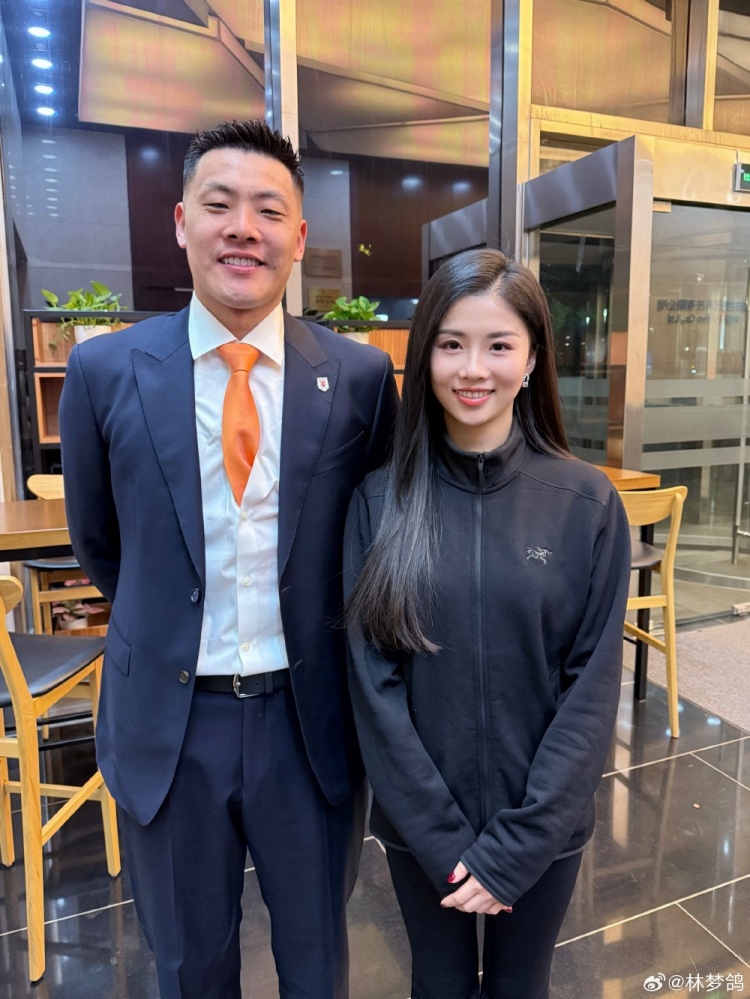  林梦鸽晒与王大雷合影：喜欢王大雷10年了，终于在工作场合见面
