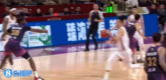  翟晓川空篮离谱偏出 北京队退而不防任王仔路一条龙反击得手