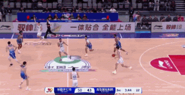  太可惜了！杨瀚森拿到篮板直接推一条龙隔扣李炎哲被犯下