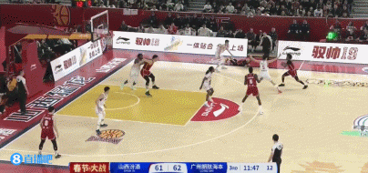  你这么高的个子硬一点呀！刘传兴转身上篮被克劳福德轻松帽掉...