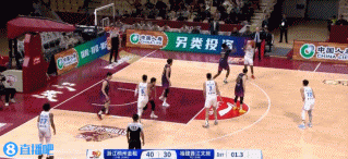  时间刚刚好！路易斯-金面对防守连续胯下运球 强投三分压哨命中