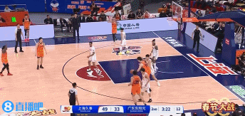  锦上添花！刘铮底角空位三分颠进篮筐 上海获得19分优势