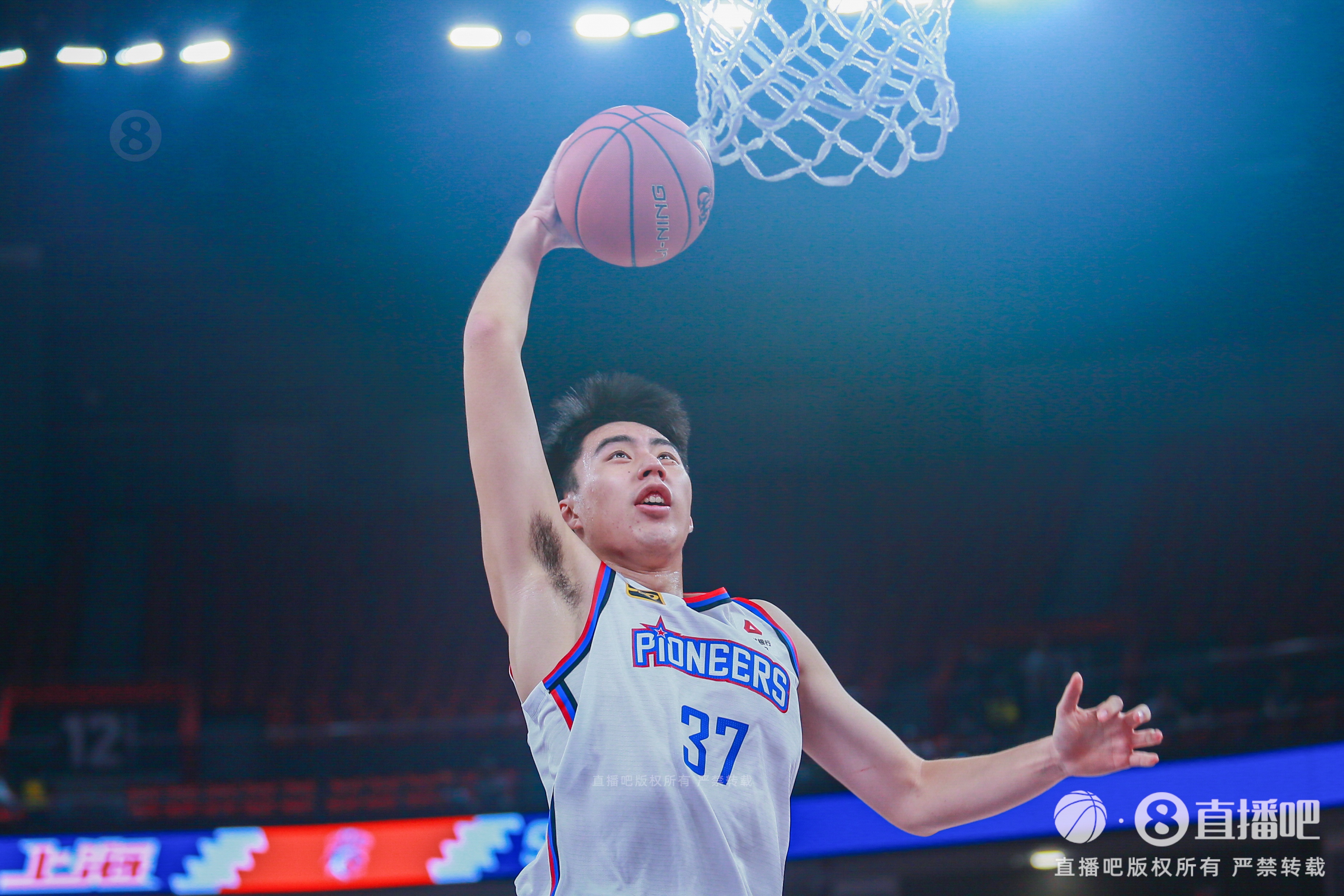  拼出来的两双！杜伯超11中8砍16分15篮板 其中11个前场板