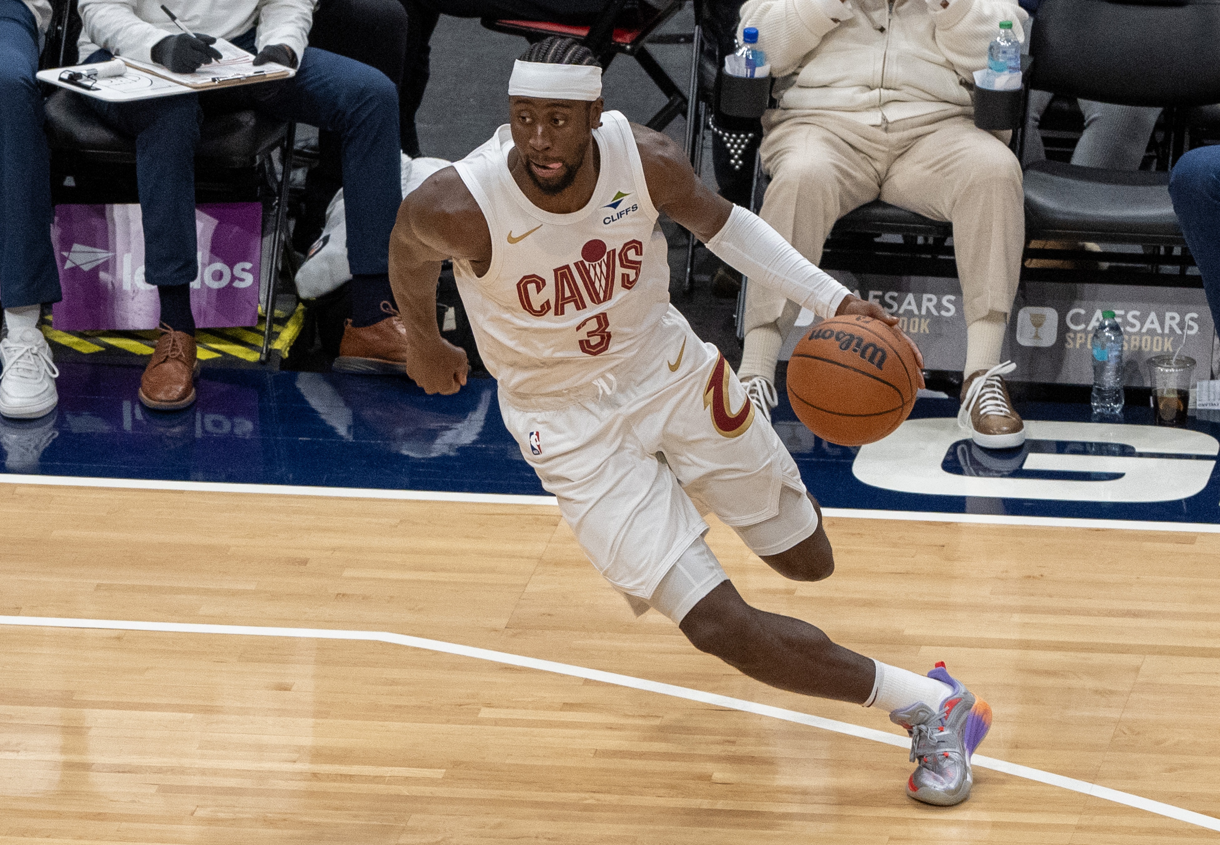  骑士后卫勒韦尔加入安踏 成为欧文球鞋品牌旗下的第一位NBA球员