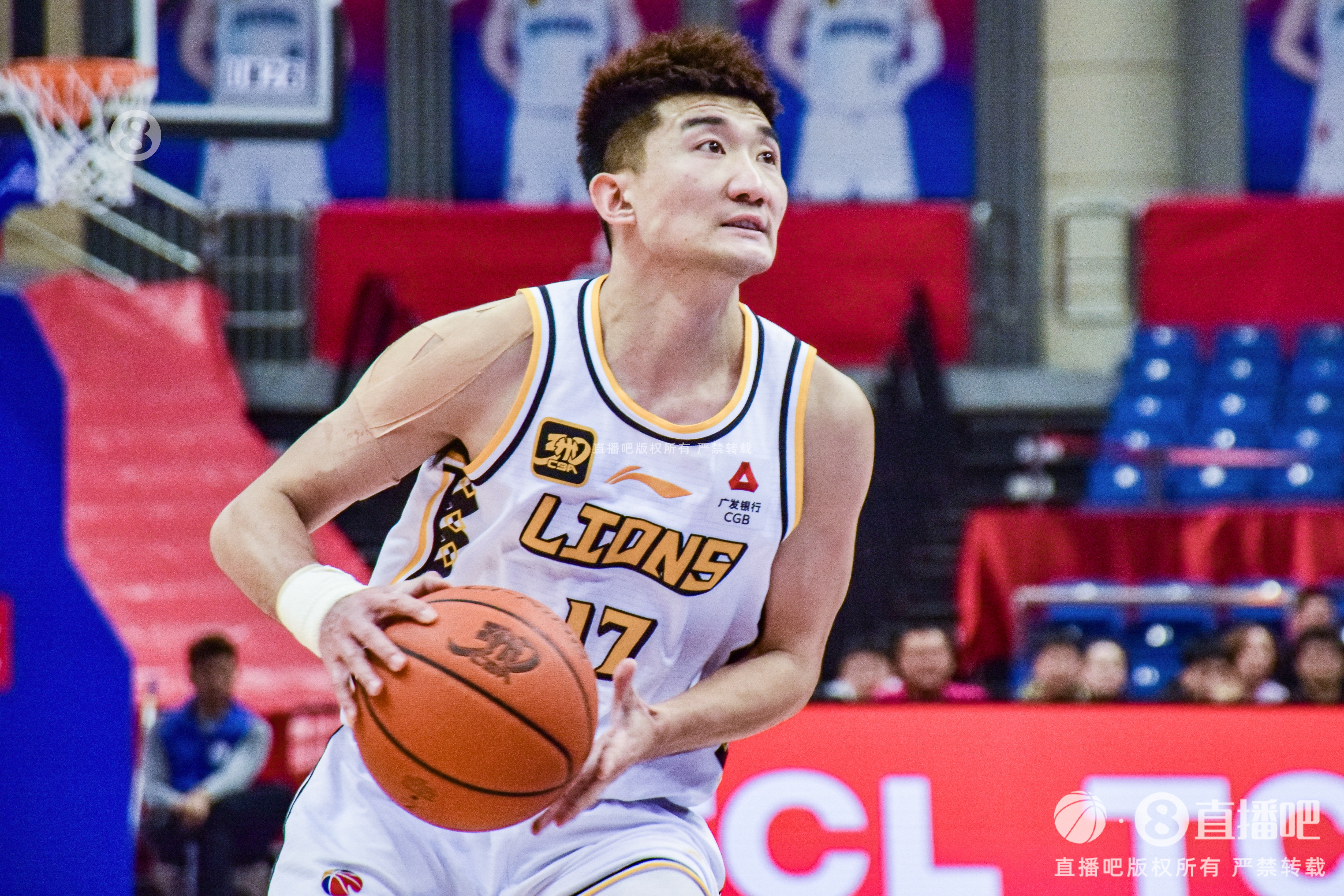  外线没篮！孙铭徽半场6中2拿到6分3助 三分3中0