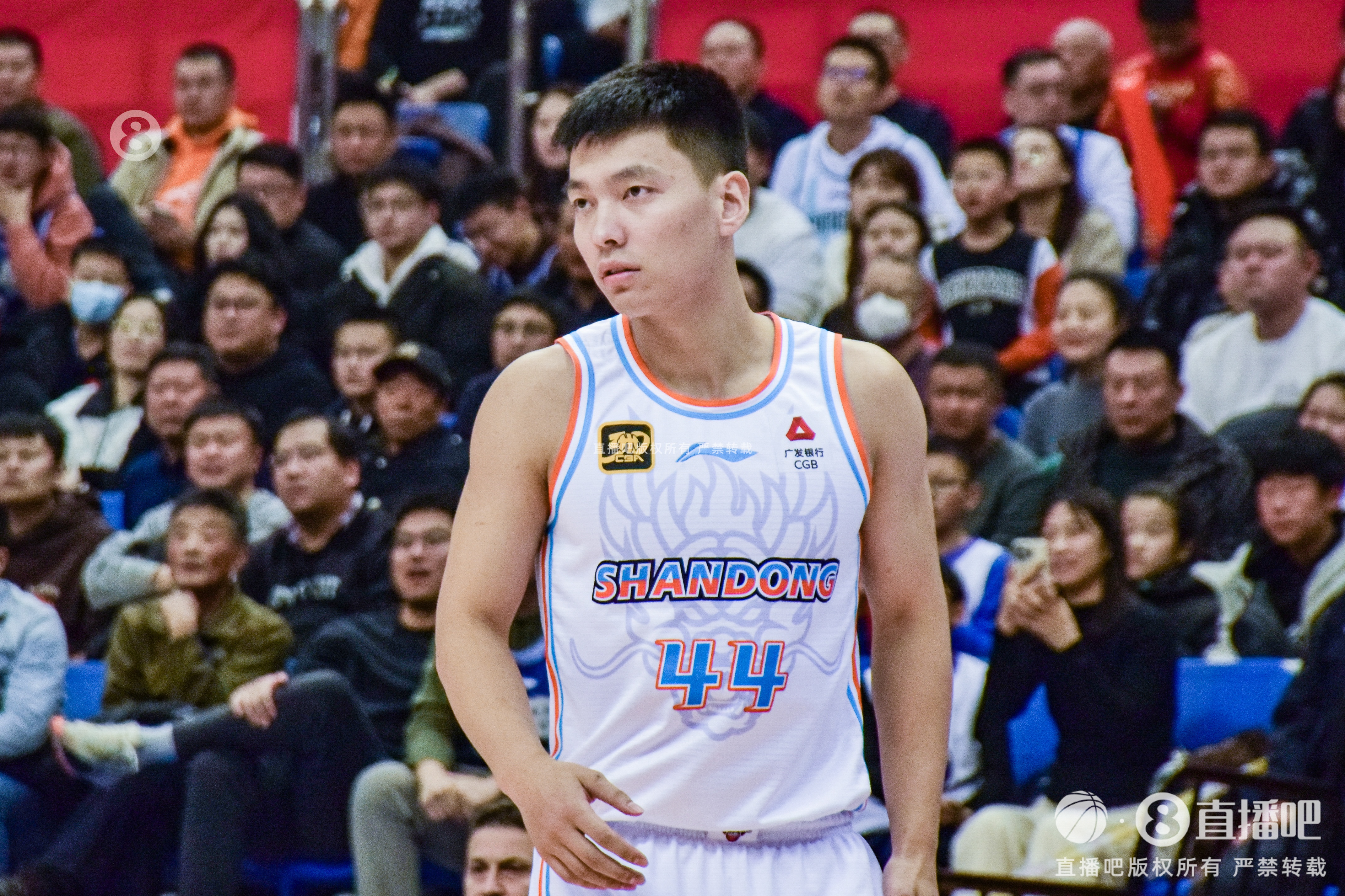  篮筐都要砸歪了！陈培东10投仅1中仅得5分 其中三分8中1