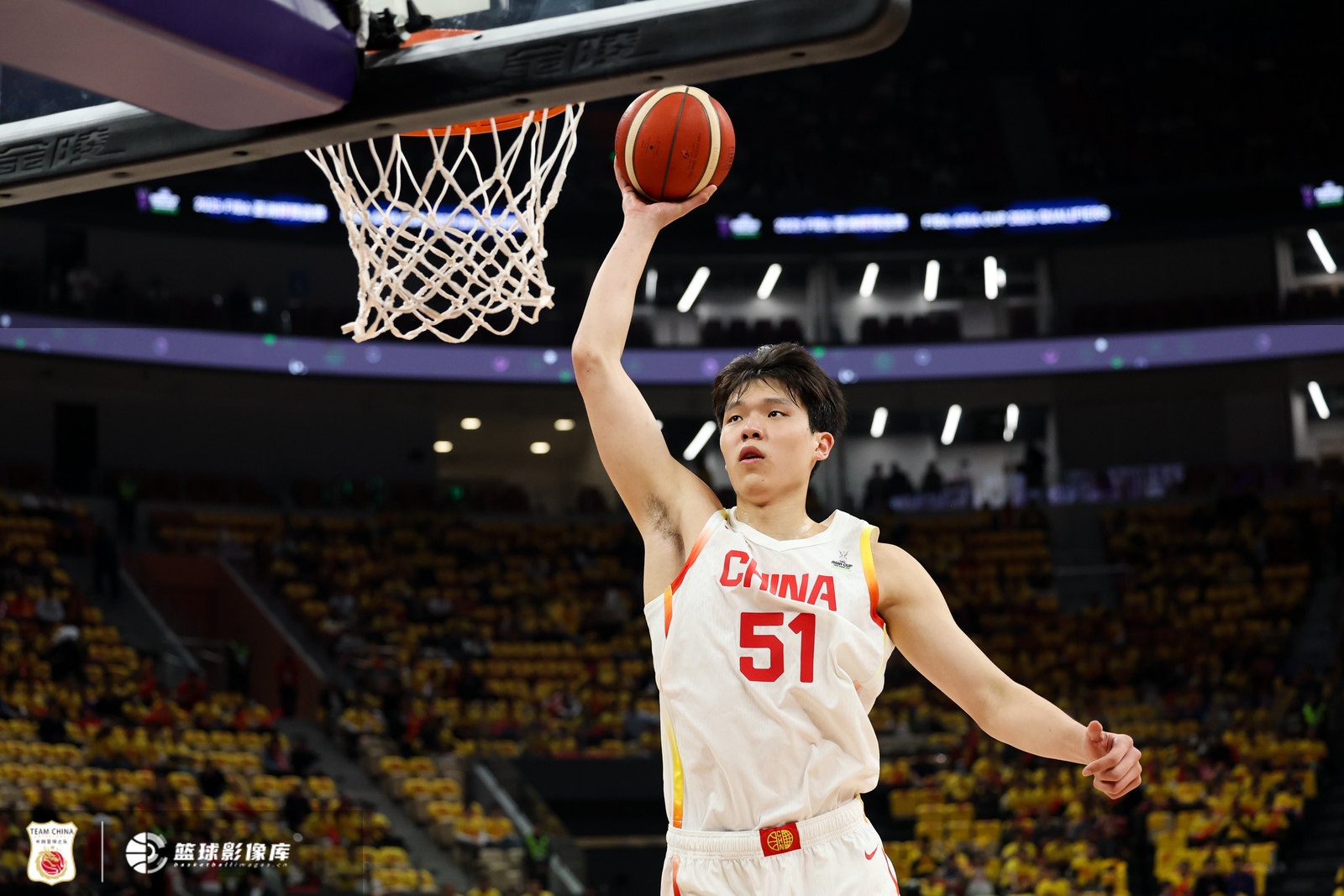  中国男篮战胜关岛锁定小组第一 年轻内线杨瀚森19分9板表现出色